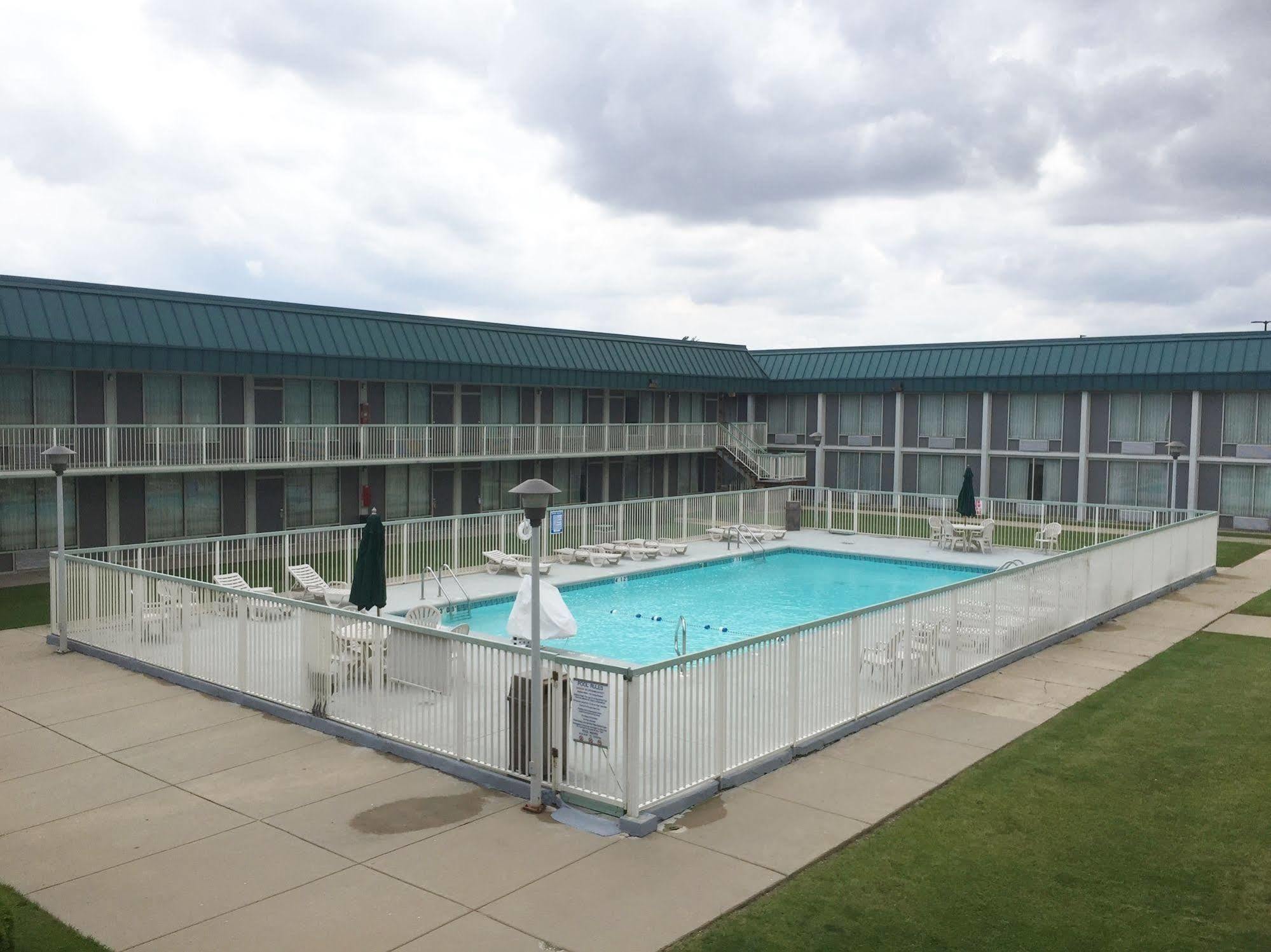 Red Roof Inn & Suites Dekalb Exterior foto